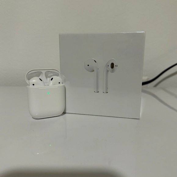 Airpods 2nd Generation (with charging case)